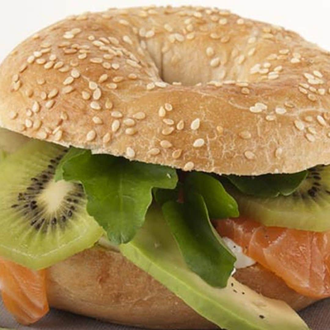 Bocadillo de kiwi con aguacate y atún ahumado