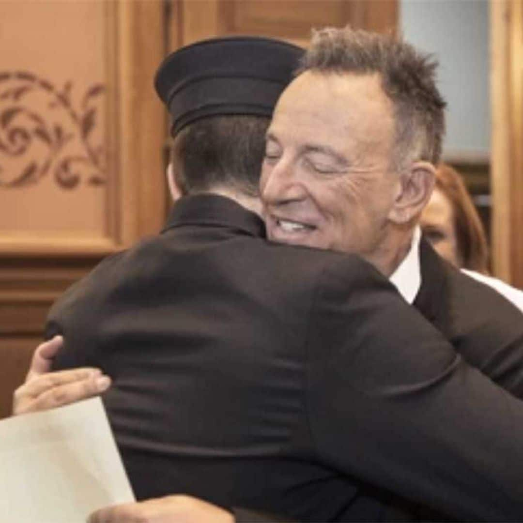 Bruce Springsteen asiste emocionado al juramento de su hijo Sam como bombero