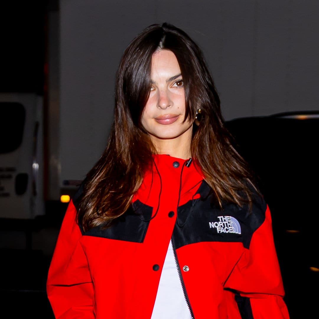 Emily Ratajkowski tiene la chaqueta perfecta para el cambio de temporada