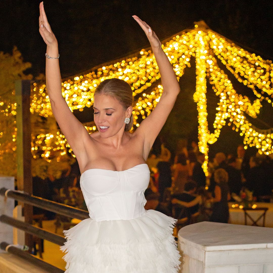 EXCLUSIVA. El segundo look de Christine Cambeiro en su boda: minivestido 'divertido' y zapatos de Carrie Bradshaw