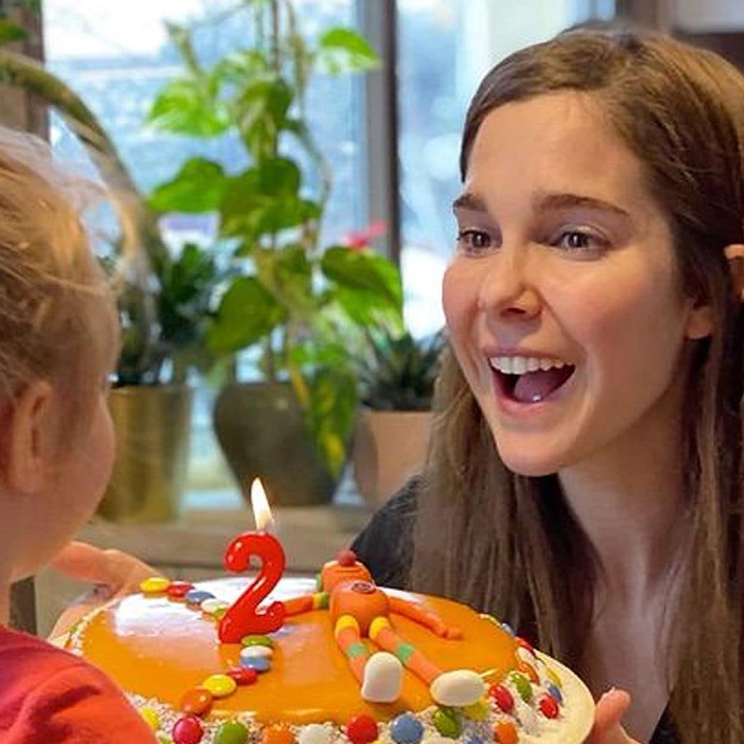 ¡Lia sopla dos velas! La hija de Natalia Sánchez y Marc Clotet lo celebra con una tarta y mucha nieve