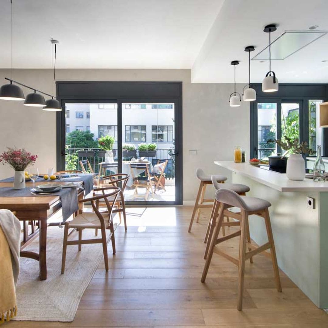 Una casa de los años 50 reformada con una decoración cómoda, práctica y moderna