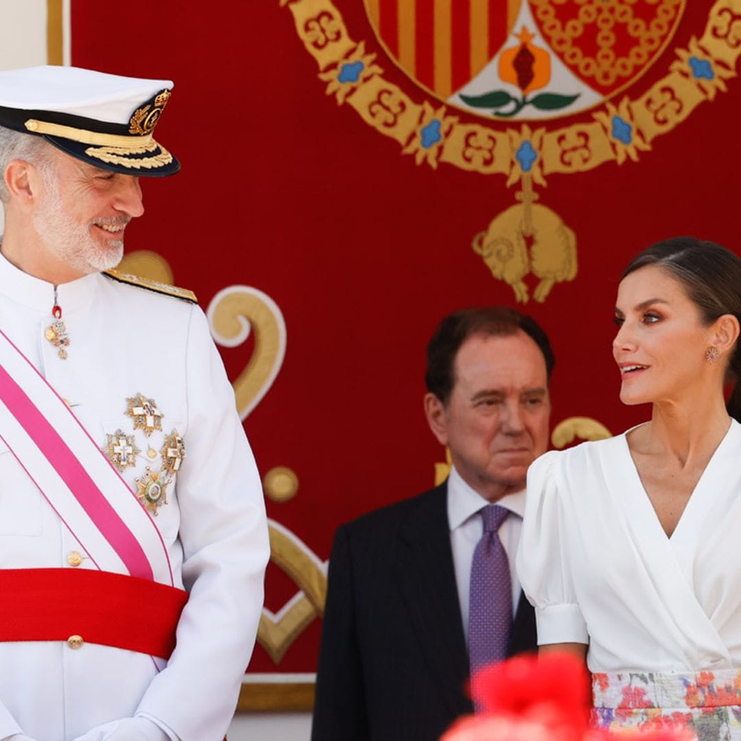 La complicidad de los Reyes durante el desfile de las Fuerzas Armadas en Granada