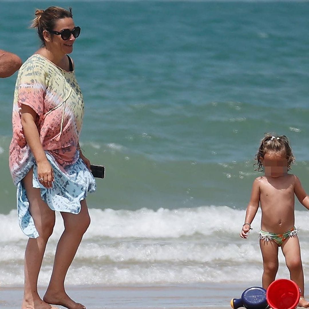 Toñi Moreno y su hija Lola, juegos y baños de sol en las playas gaditanas