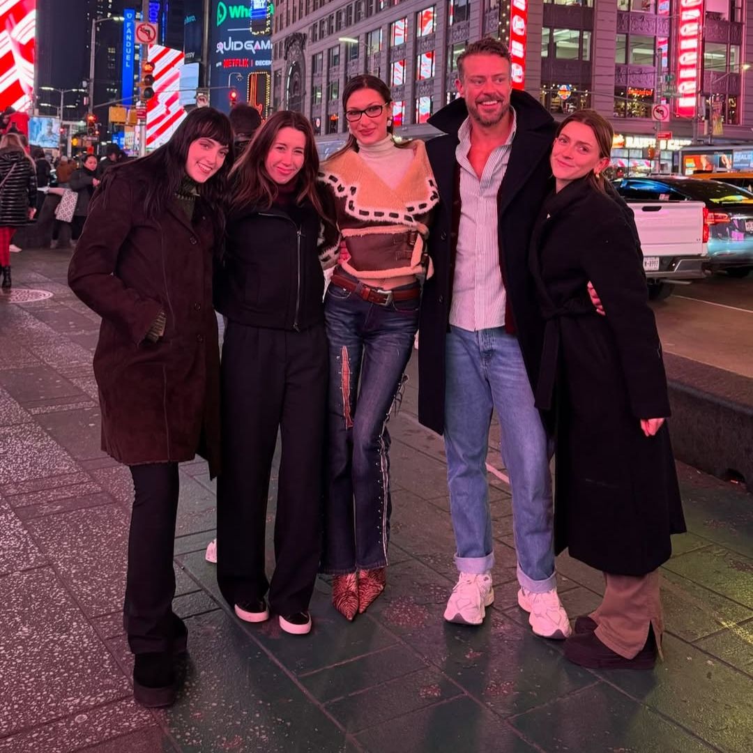 Bella Hadid celebra su nuevo éxito empresarial en Times Square con abrigo ‘shearling’ y los vaqueros más atrevidos