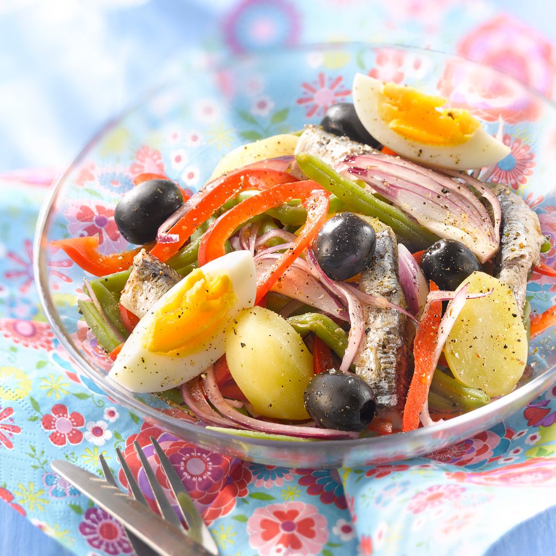 Ensalada de vegetales con huevo y sardinas