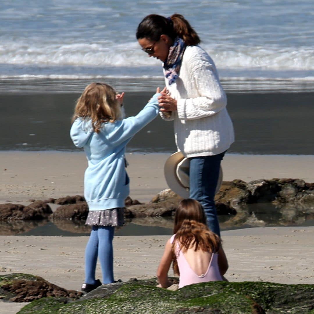 Las tiernas imágenes de María Palacios con su hija en la playa tras presentar Ana Obregón a su nieta en ¡HOLA!