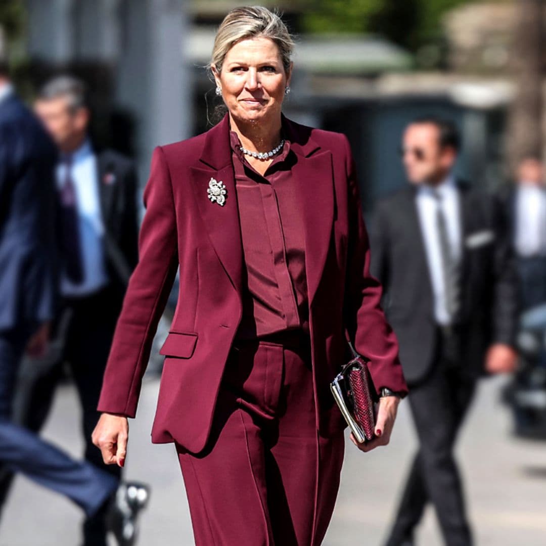 Máxima combina su nuevo traje sastre con históricas joyas de gala