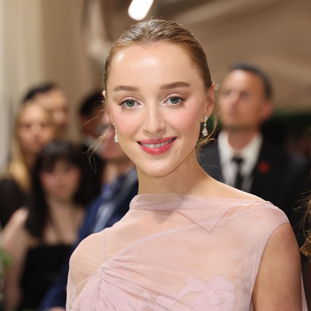 La estrella de 'Los Bridgerton', Phoebe Dynevor se casa y su madre ha  hablado de los preparativos