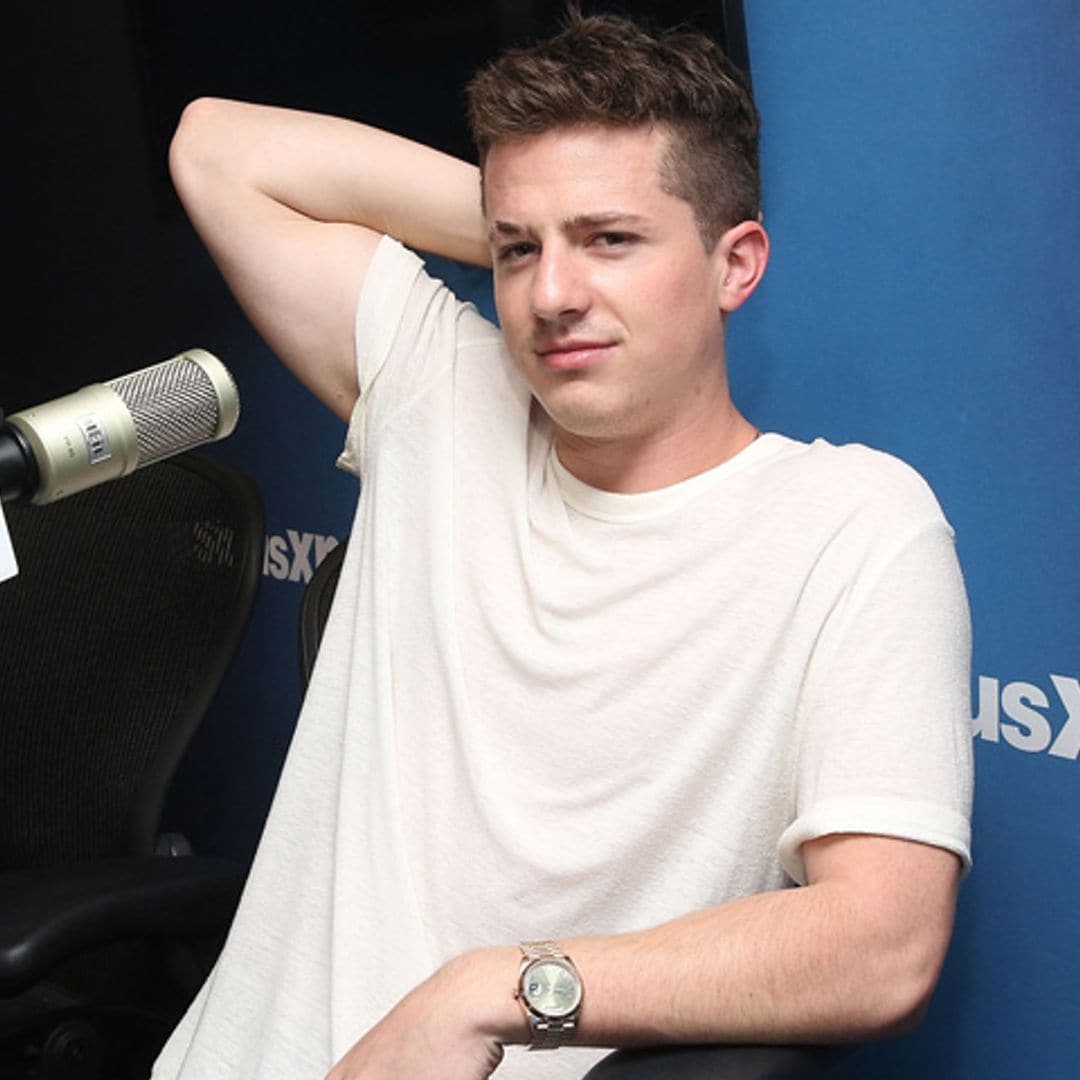 Sólo necesitas estos 10 básicos para copiar (casi) todos los 'looks' de Charlie Puth