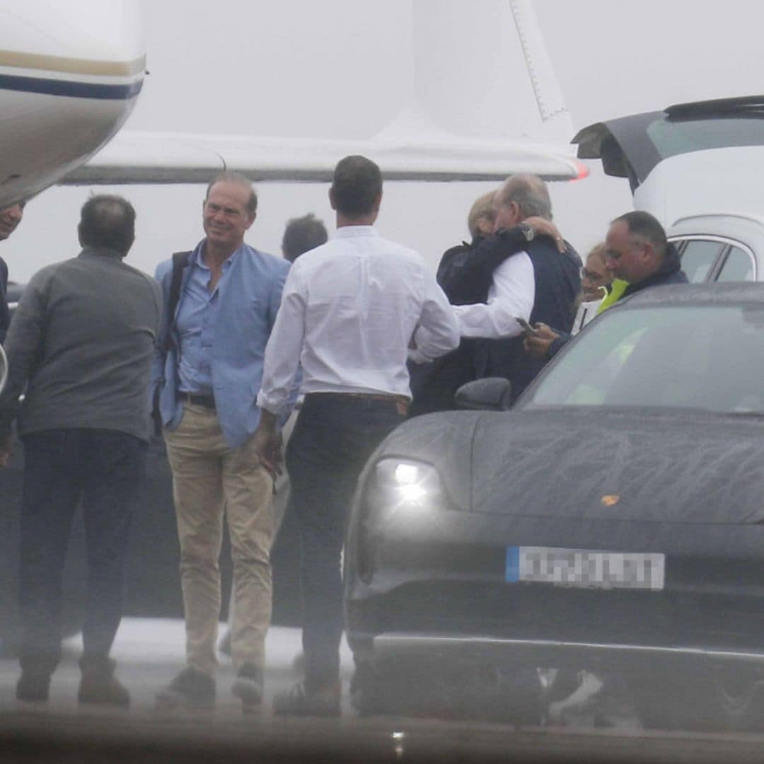 El cariñoso abrazo de la infanta Elena al rey Juan Carlos en su despedida de Galicia