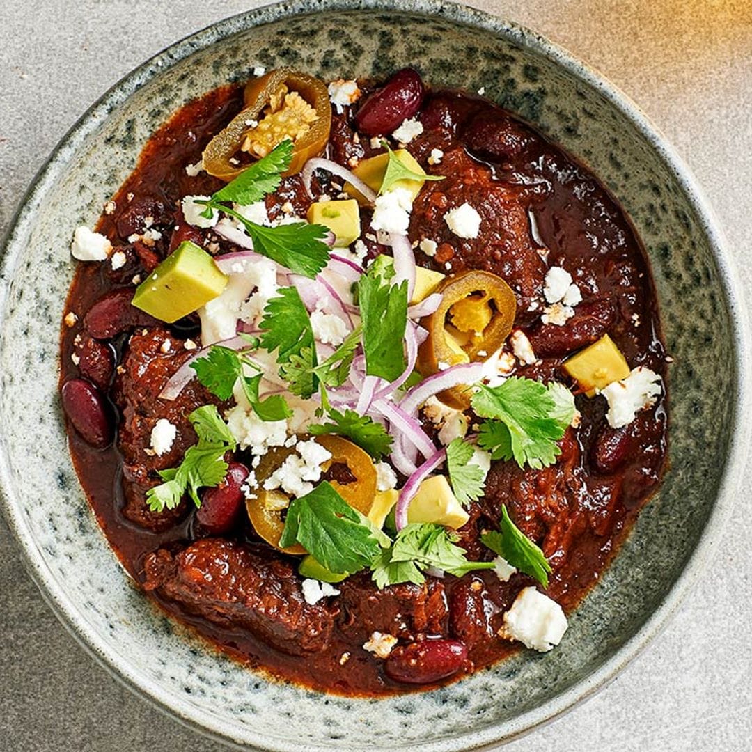 Chili con carne, aguacate y queso