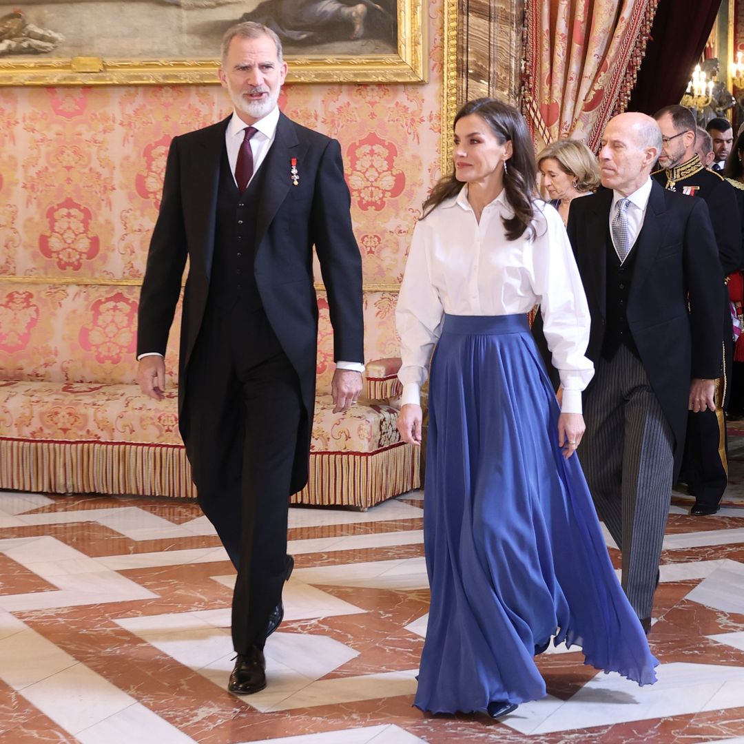 La reina Letizia se inspira en el icónico look de camisa blanca que Rania de Jordania llevó a su boda hace 20 años