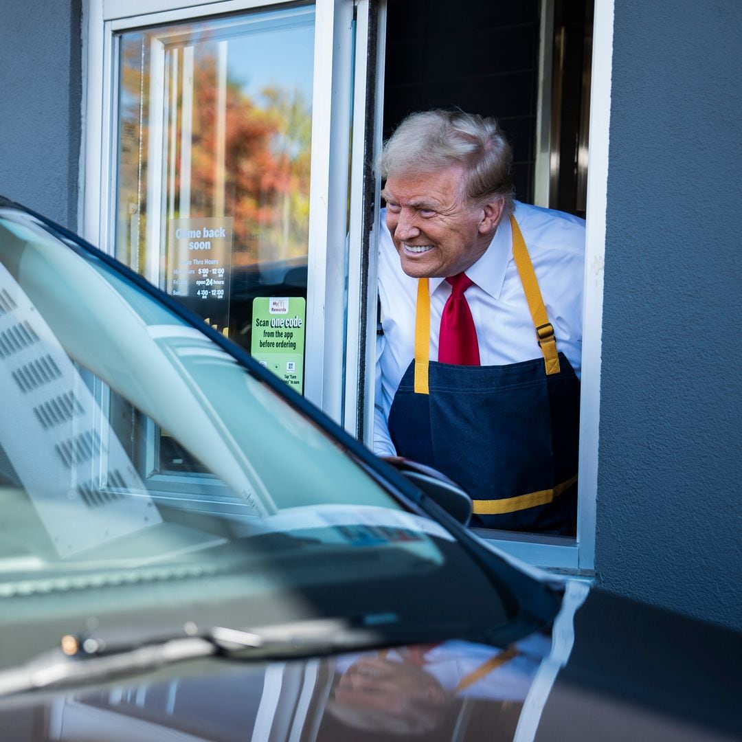 Donald Trump en su momento más humilde: sirve papas fritas como empleado de McDonald’s