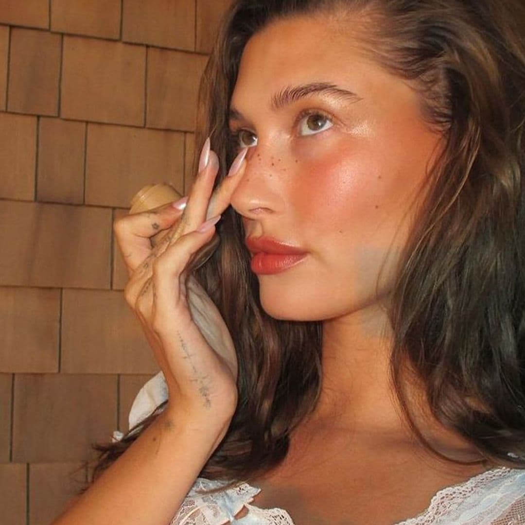 'Broccoli freckles', el curioso truco viral para copiar las pecas naturales de Hailey Bieber