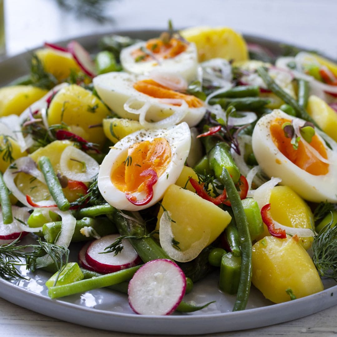 Ensalada de patata, huevo y rábanitos