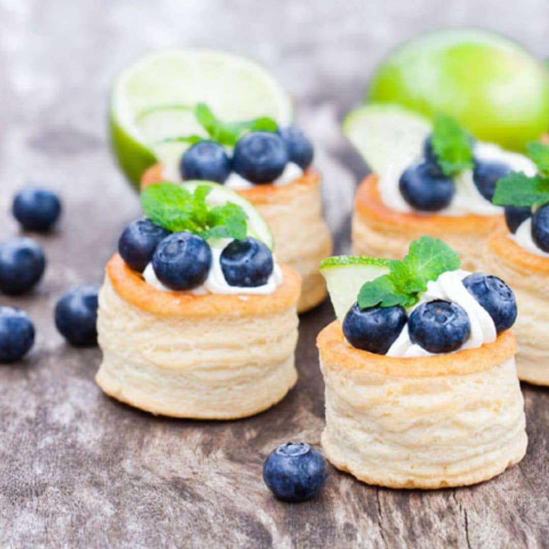 Volovanes de crema de queso, lima y arándanos