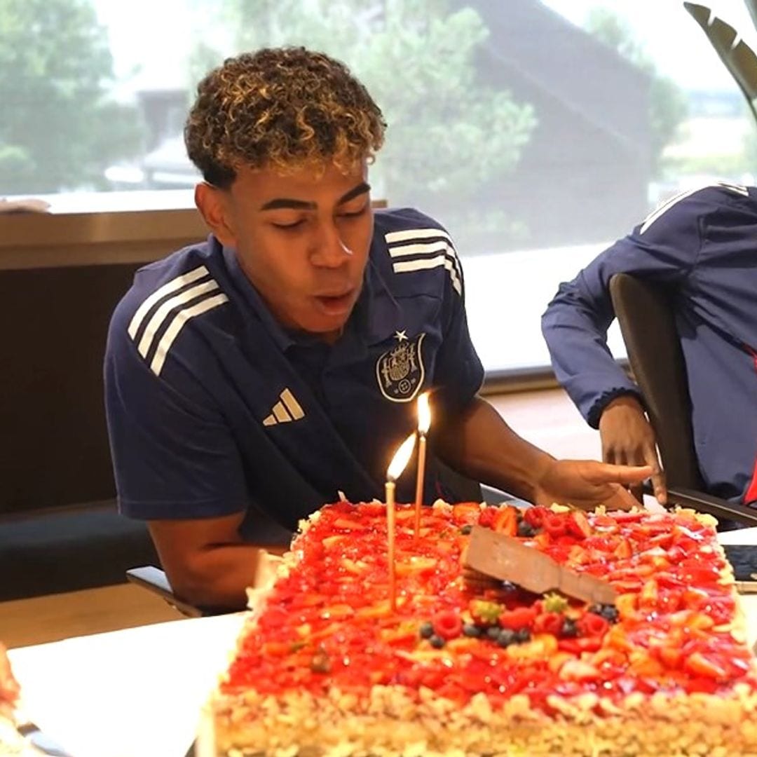 No te pierdas a Lamine Yamal soplando las velas de su 17 cumpleaños arropado por sus compañeros de la selección