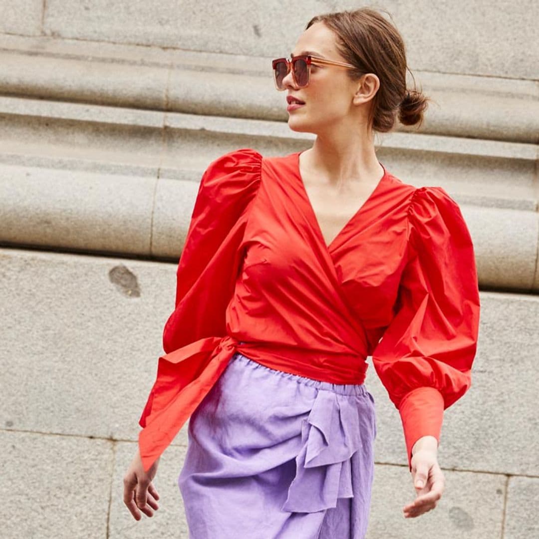 Los looks de colores para invitada que conquistarán a las mujeres más elegantes