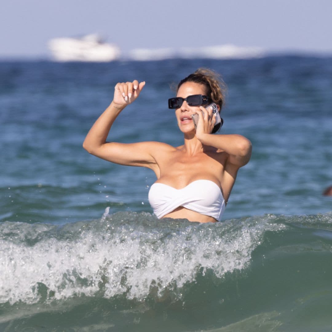 ¡No sin mi móvil! Tamara Gorro, feliz y muy sonriente, disfruta de la playa con amigos tras un año de muchos cambios