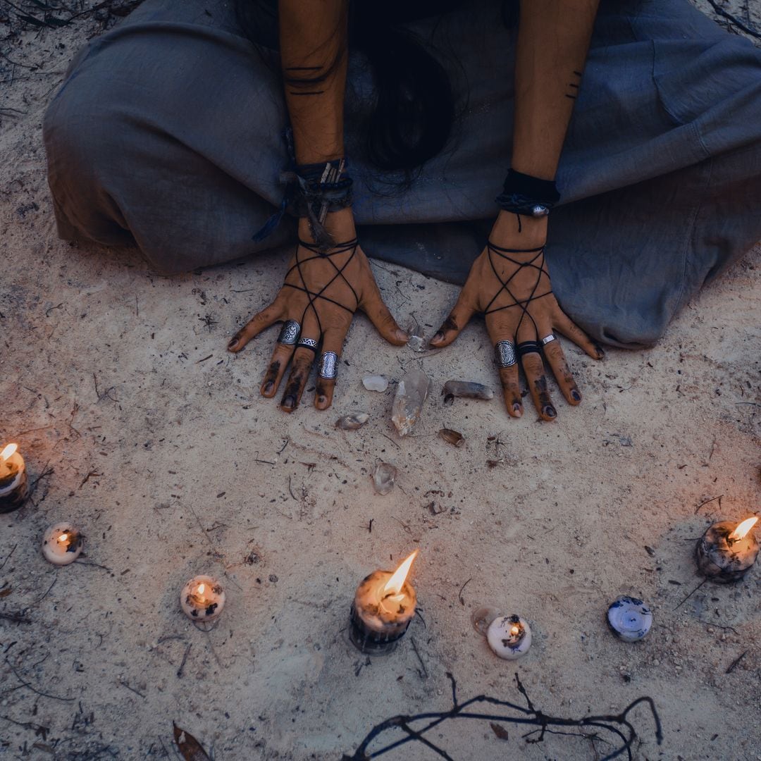 mujer con velas en el bosque