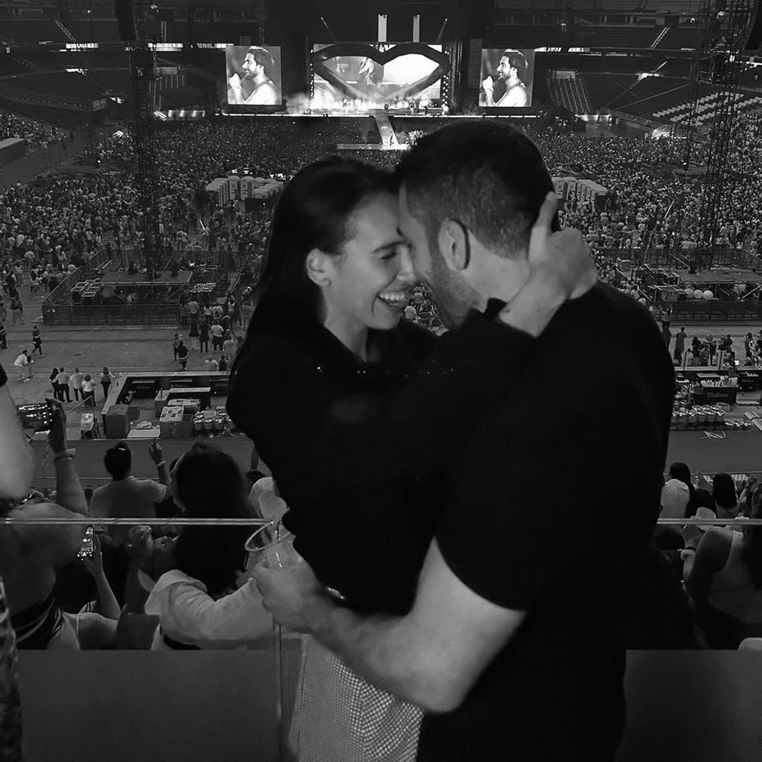 Miguel Ángel Silvestre y su novia, todo amor en el concierto de Manuel Carrasco