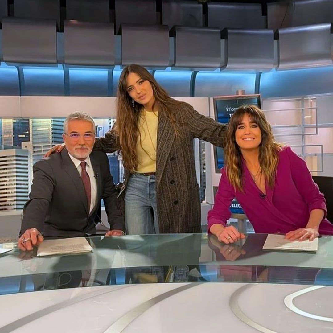 Sara Carbonero visita por sorpresa el plató de Informativos Telecinco y se reencuentra con sus excompañeros