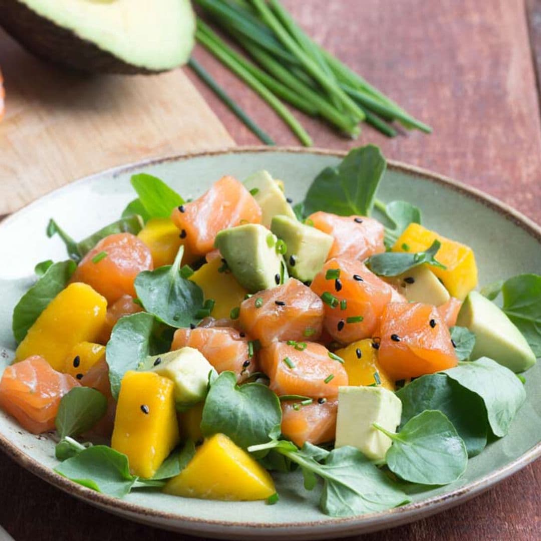 Ensalada de mango, aguacate y salmón