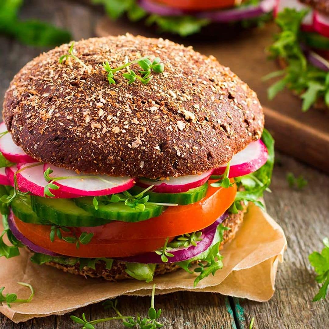 Sándwich vegetal con pan de avena