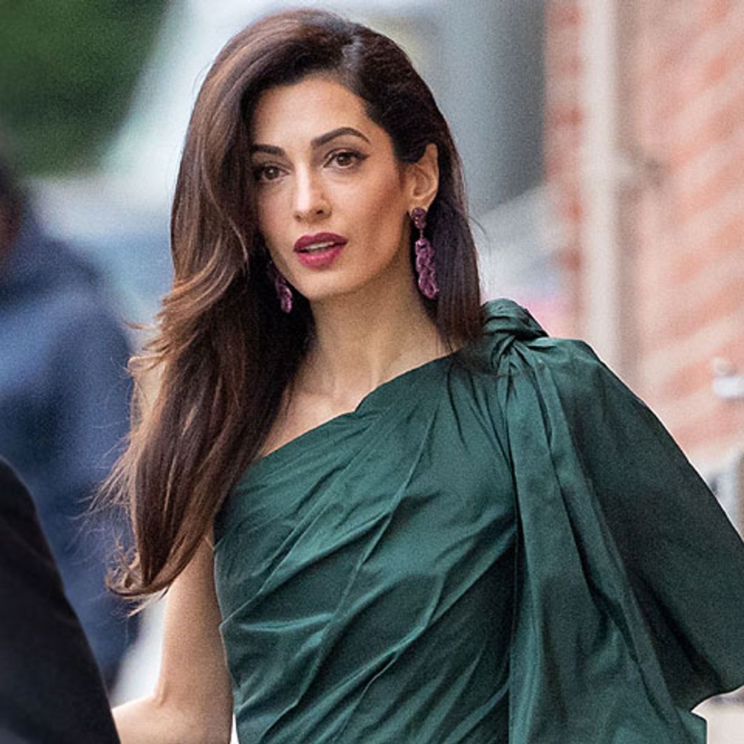 Amal presume de piernas con un minivestido que 'eclipsa' a George Clooney