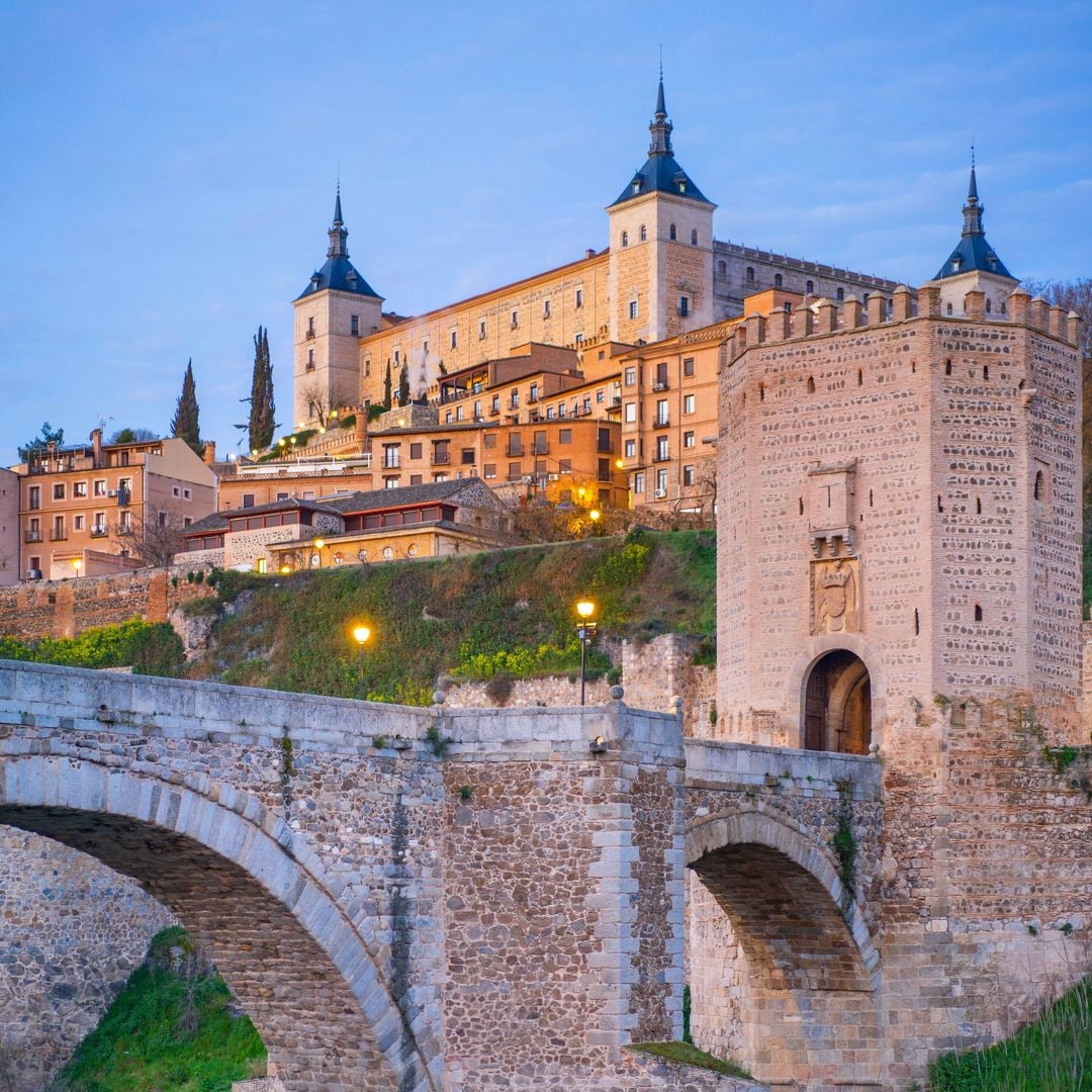 Puente y puerta de Alcántara, Toledo, con el Alcázar al fondo