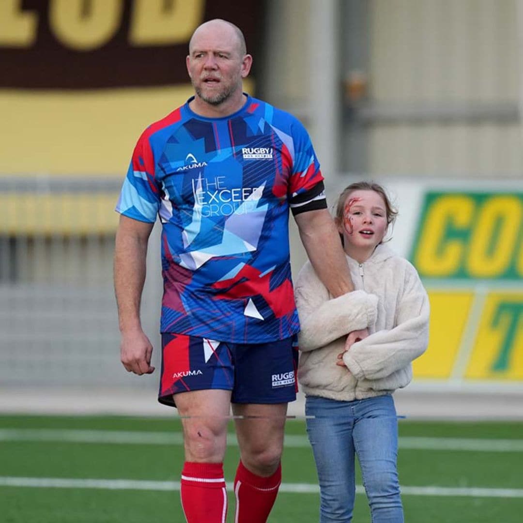 Las imágenes más simpáticas de Mia Grace animando a su padre, Mike Tindall, en un partido de rubgy