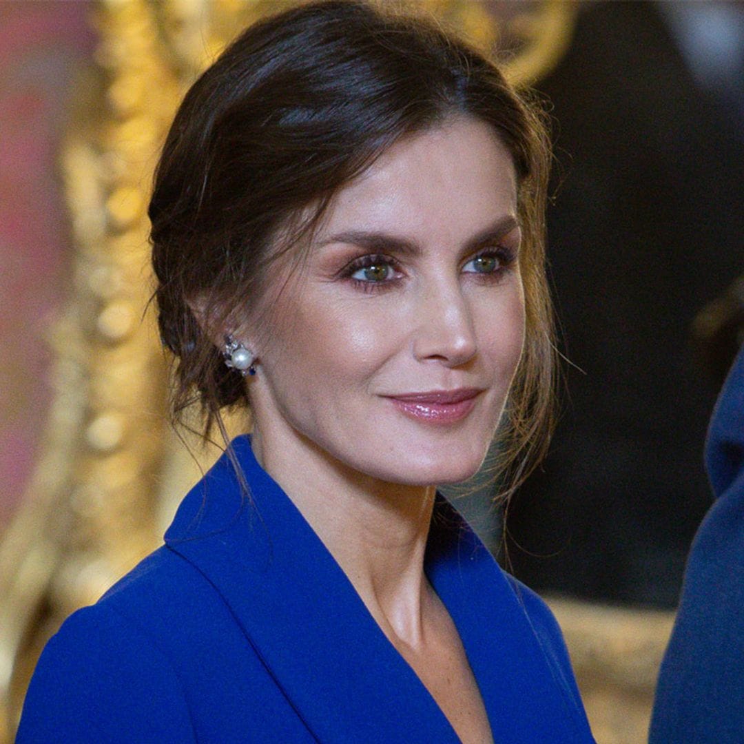 Vuelve el 'efecto Letizia': el último vestido viral de la Reina se agota en las rebajas de Zara