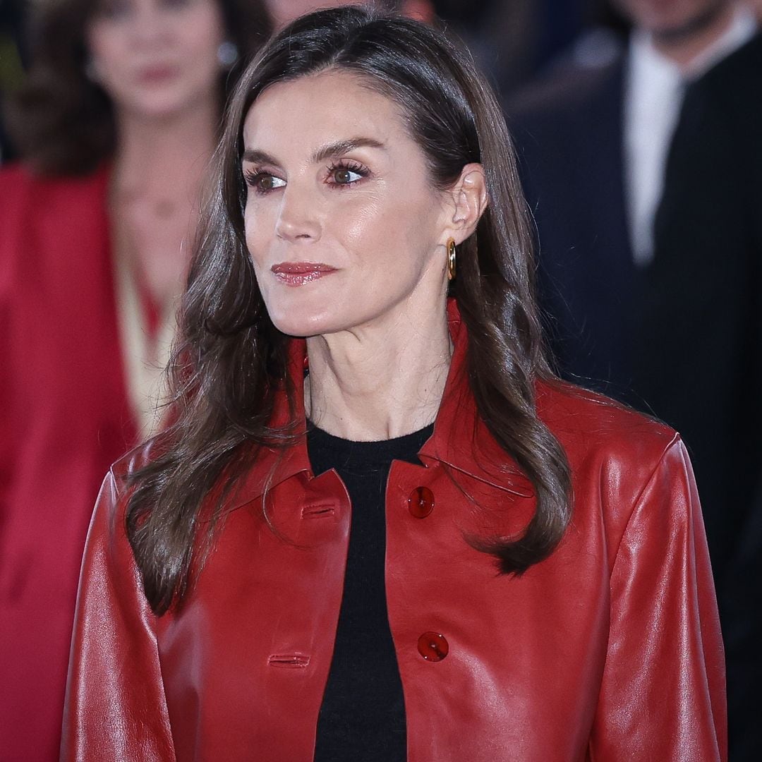 La reina Letizia en ARCOmadrid con su chaqueta de cuero rojo y bolso vegano