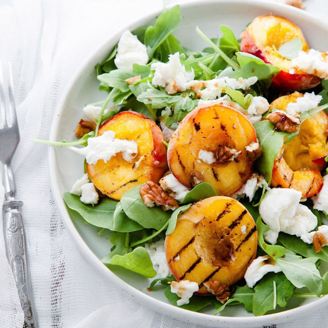 Ensalada de melocotones asados y burrata