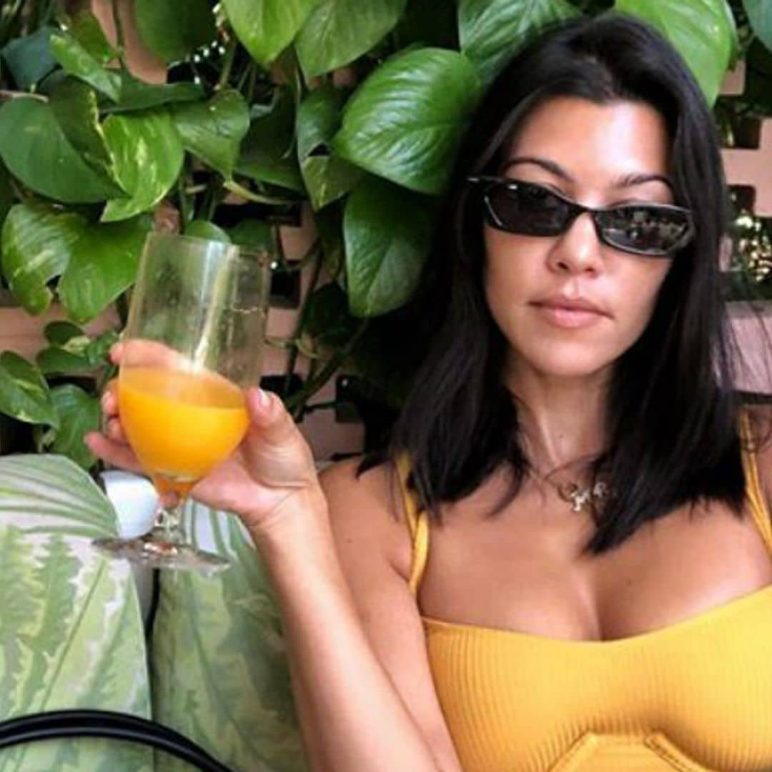 El vestido de Kourtney Kardashian que más favorece si tienes mucho pecho