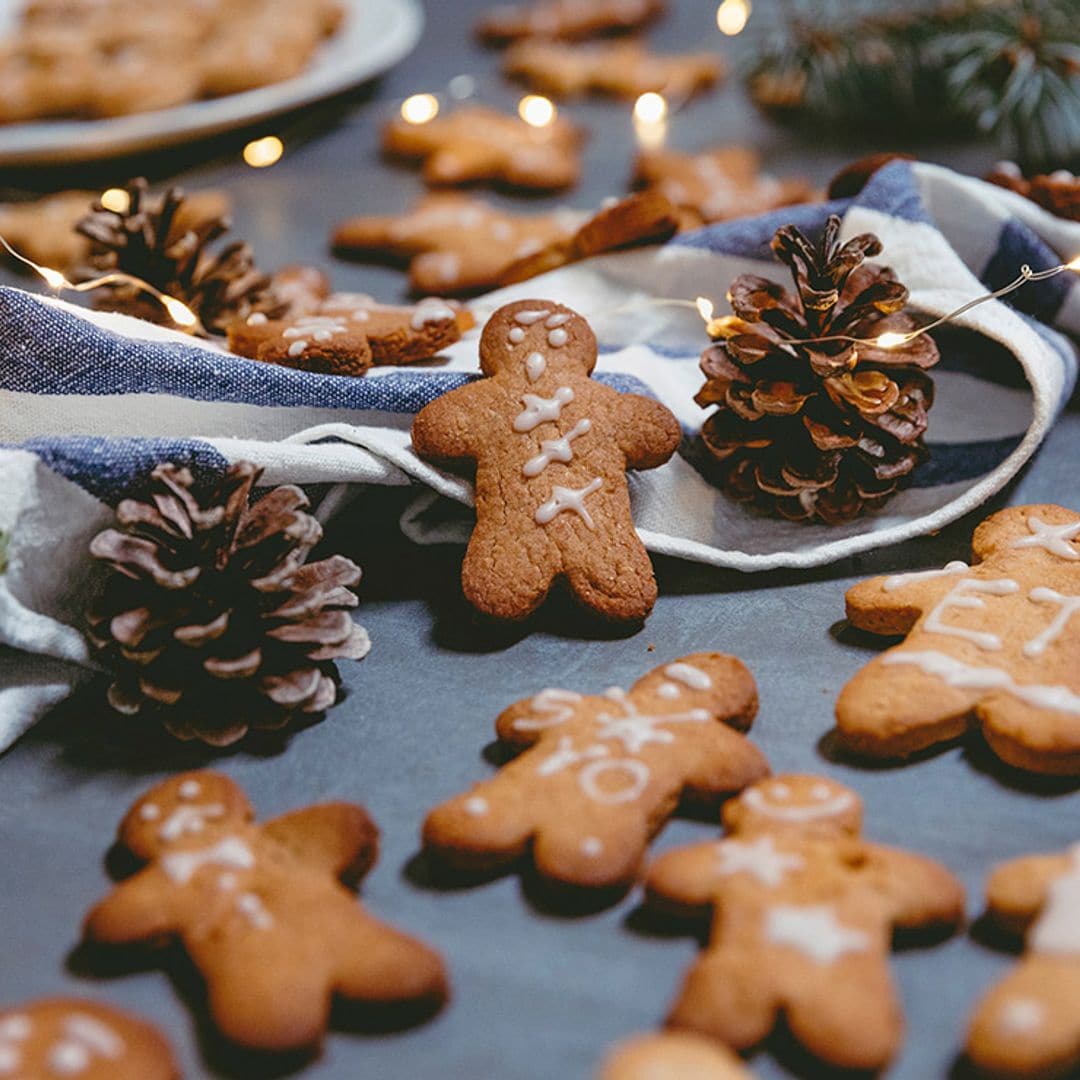 Galletas navideñas con bebida limón y jengibre