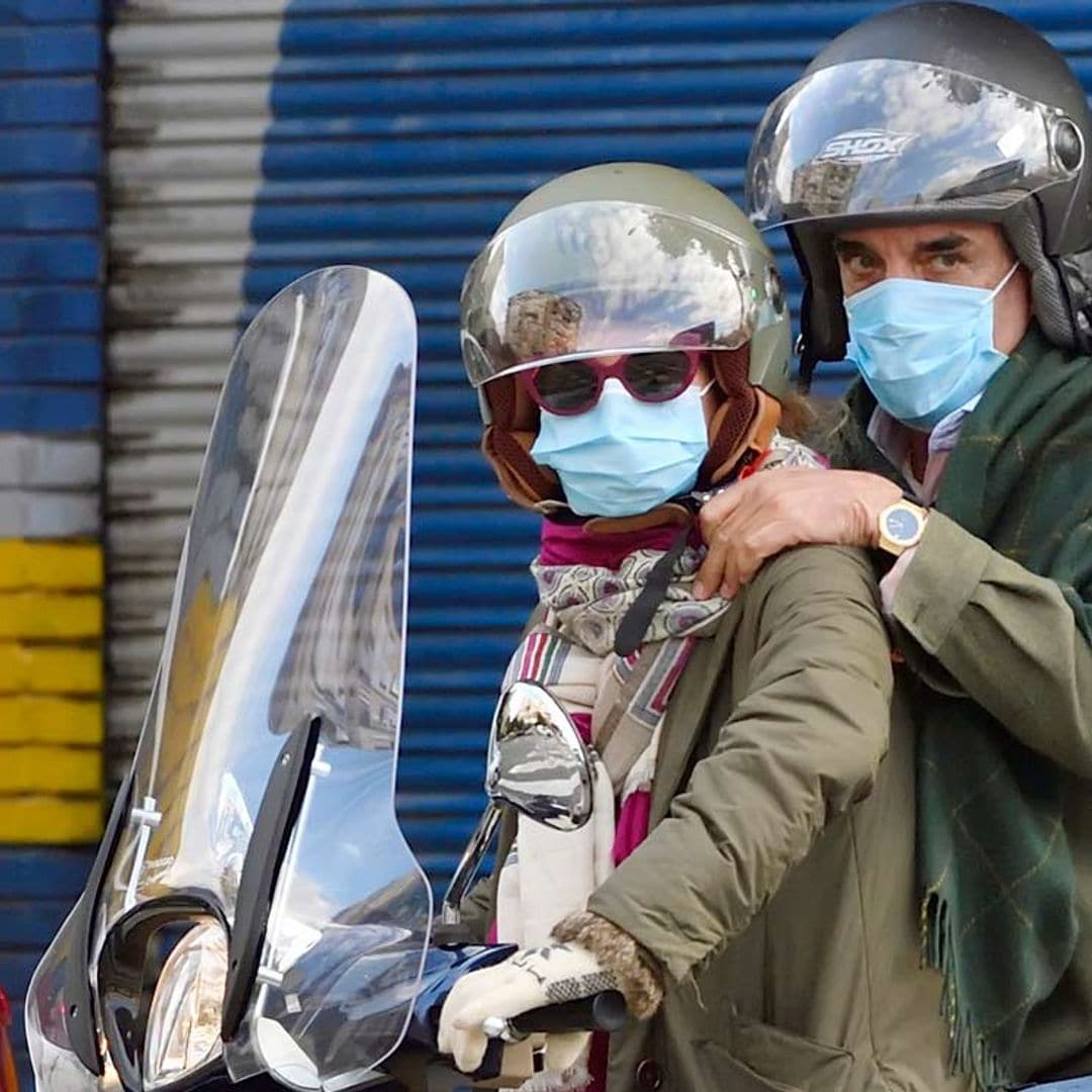 ¡Amor sobre ruedas! Mario Conde y Adriana Torres Silva recorren en moto las calles de Sevilla