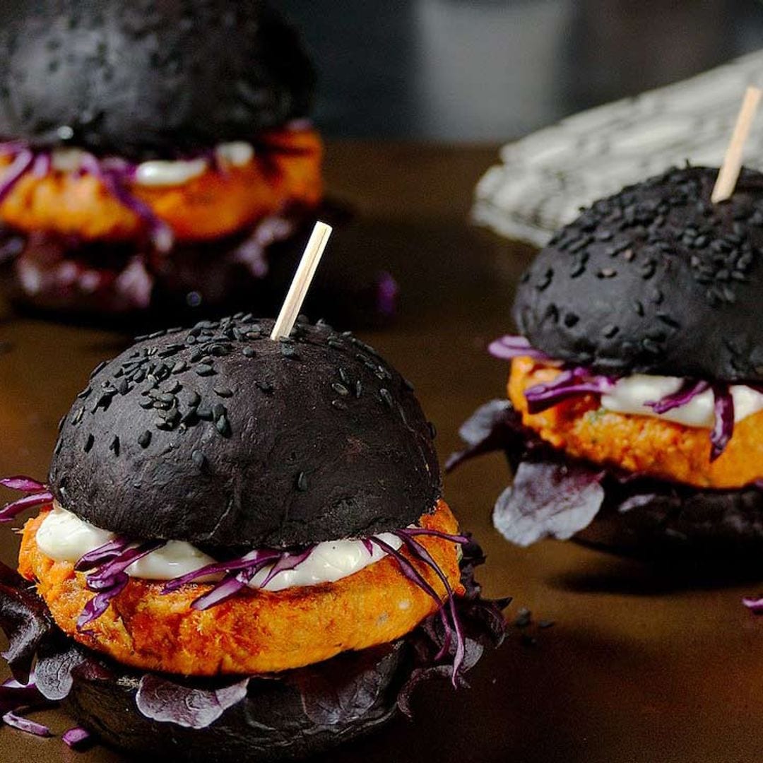 Mini hamburguesas negras con filetes rusos de salmón