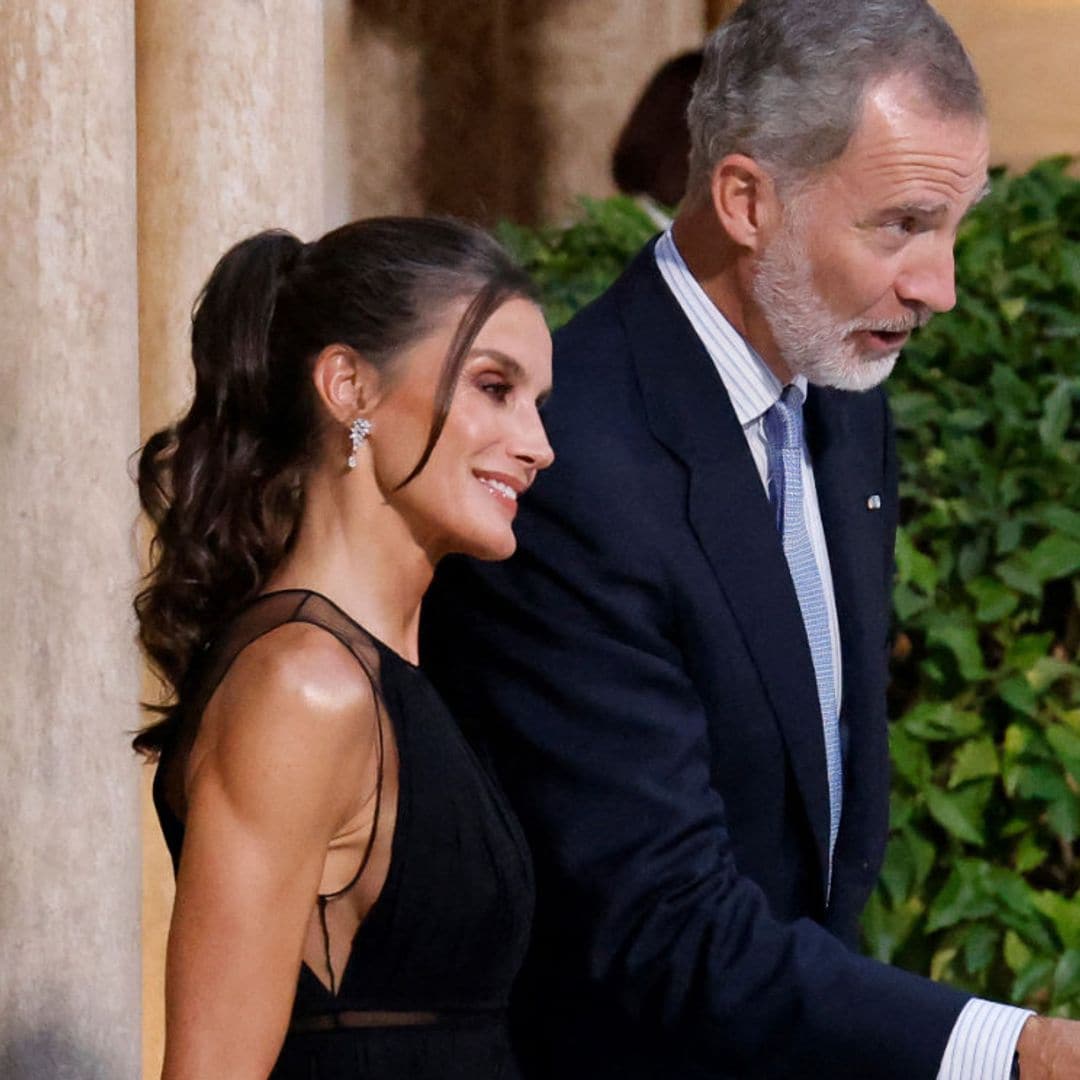 La reina Letizia, impresionante en Granada con coleta ondulada y brazos de impacto