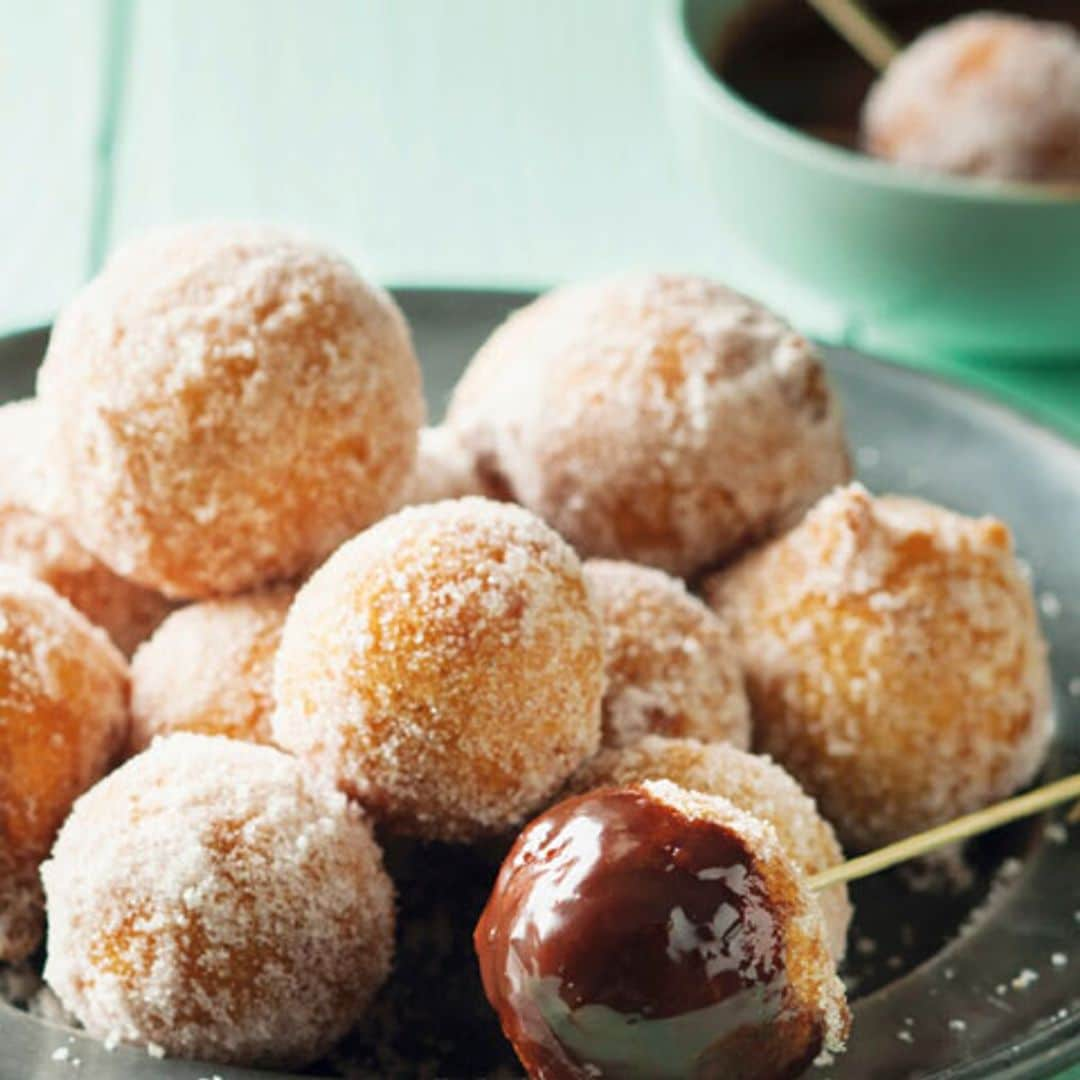 Bolitas de dónut a la naranja con salsa de chocolate