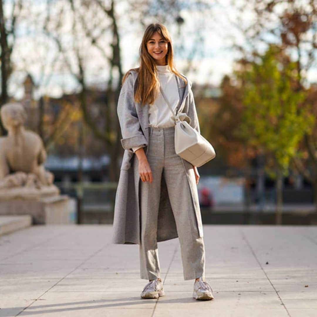 Pantalón de traje y zapatillas, la combinación fácil que te soluciona cualquier look