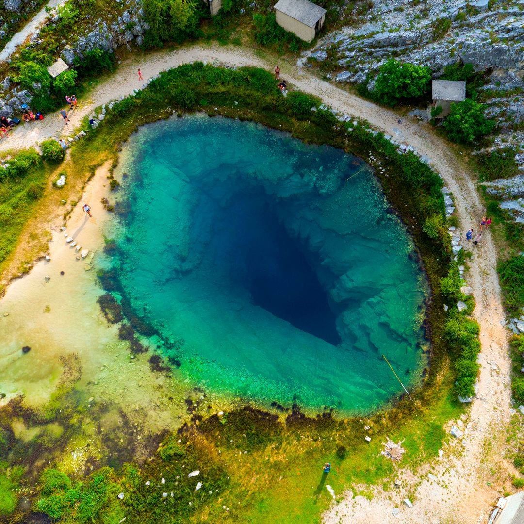 Vista aérea de las fuentes del río Cetina, conocidas como El ojo del Mundo, en Croacia