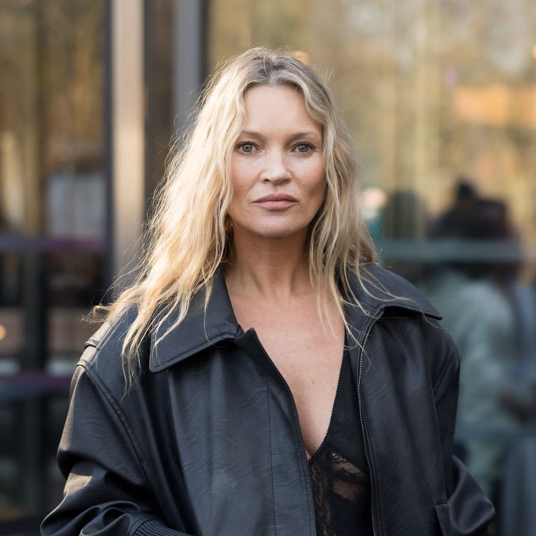 El look roquero de Kate Moss en París que queremos copiar ya: cazadora de cuero 'oversize' y pantalón pitillo