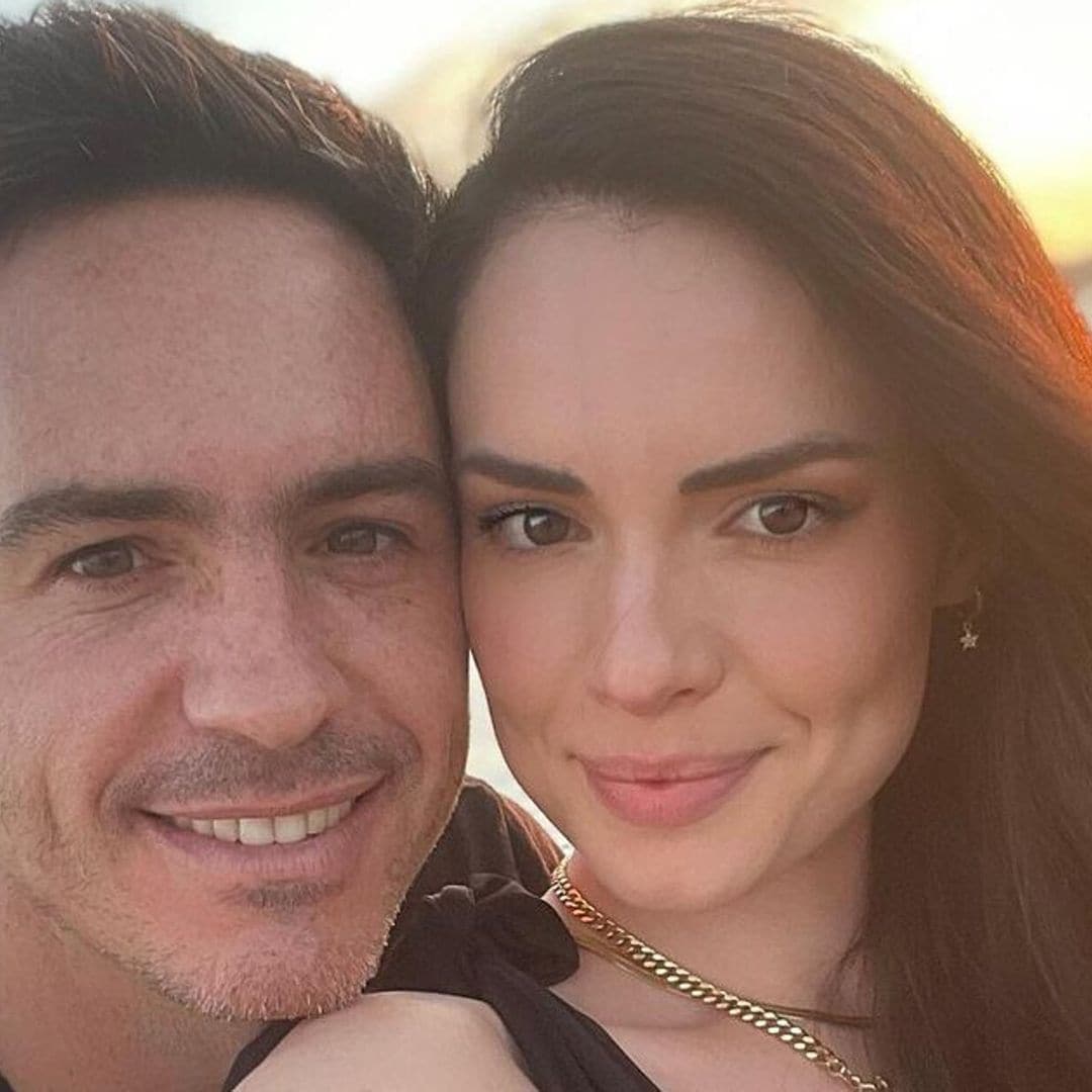 Mauricio Ochmann, su novia y su hija Kailani disfrutan de un paseo en el bosque a caballo