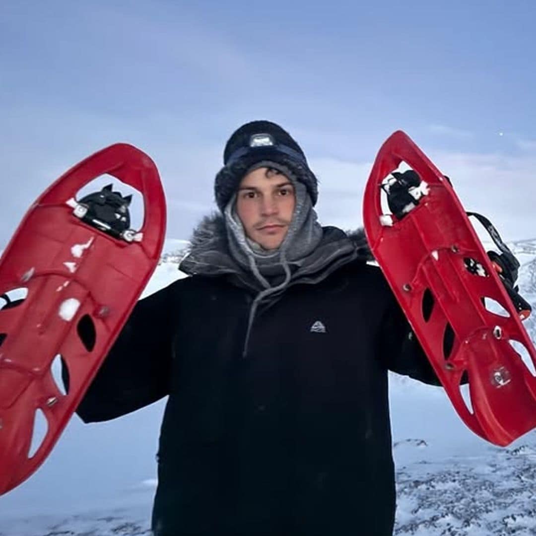 Luis Osorio con sus raquetas para caminar sobre la nieve 