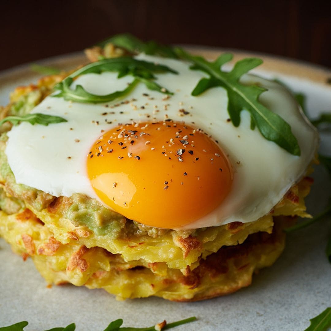 Gofres con puré de aguacate y huevo frito sin aceite