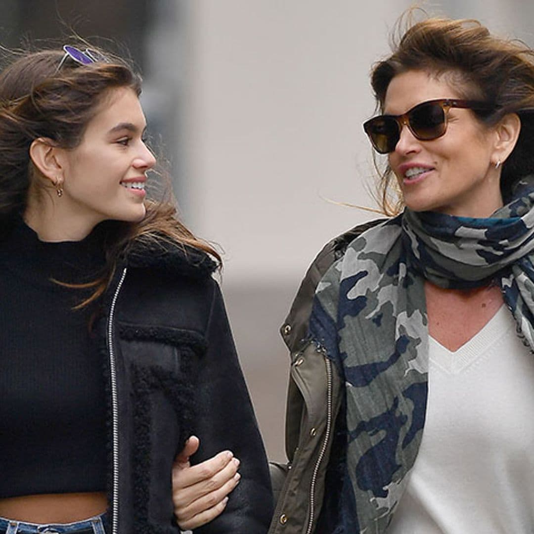 Imposible distinguir a Cindy Crawford de su hija en esta foto de instituto