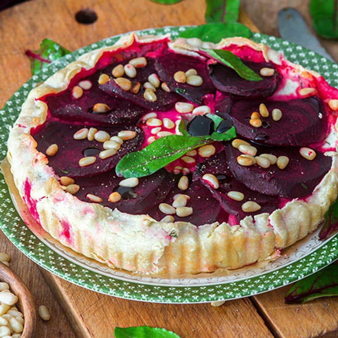 Tarta salada de remolacha con queso de cabra y piñones