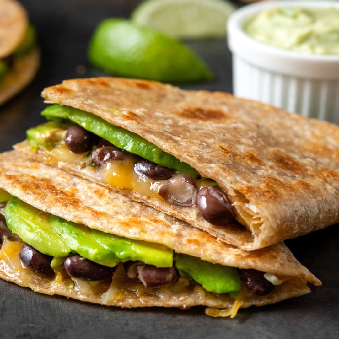 Quesadilla de aguacate, alubias y queso rallado